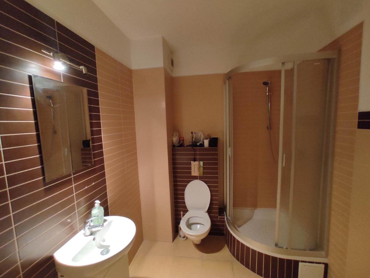 Nice Room With 2 Shared Bathrooms ,Wc , 2Km To Old Town -100M From Metro Szwedzka Varsóvia Exterior foto