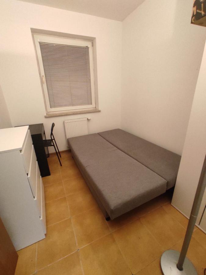 Nice Room With 2 Shared Bathrooms ,Wc , 2Km To Old Town -100M From Metro Szwedzka Varsóvia Exterior foto